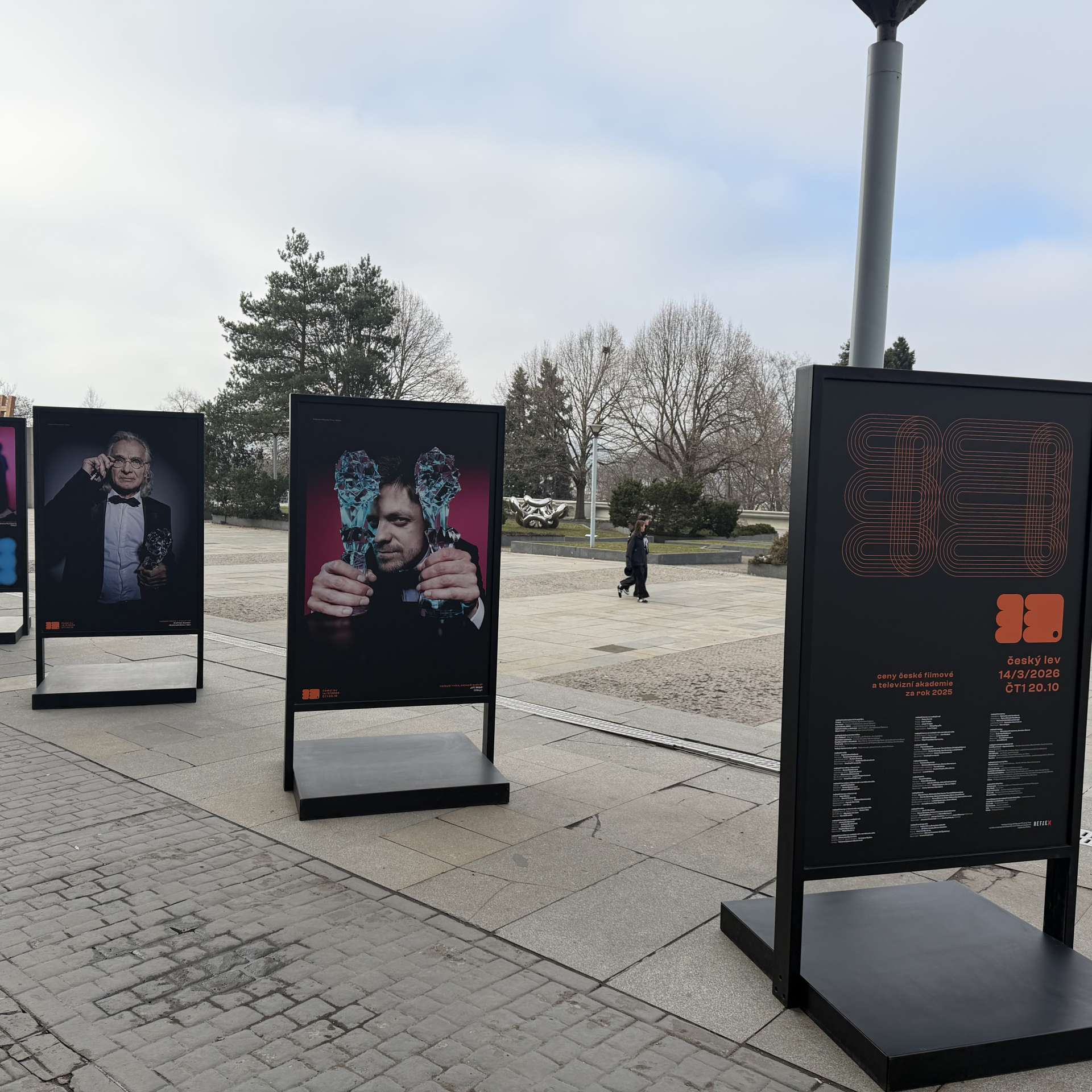 Portréty držitelů Českého lva očima Nguyen Phuong Thao před Kongresovým centrem